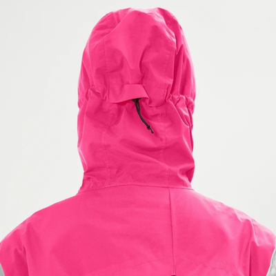 Vue arrière de la capuche rose avec cordon de réglage sur la veste vélo Urban Circus