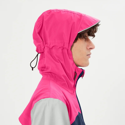 Vue de profil de la capuche rose ajustable avec visière sur la veste vélo Urban Circus