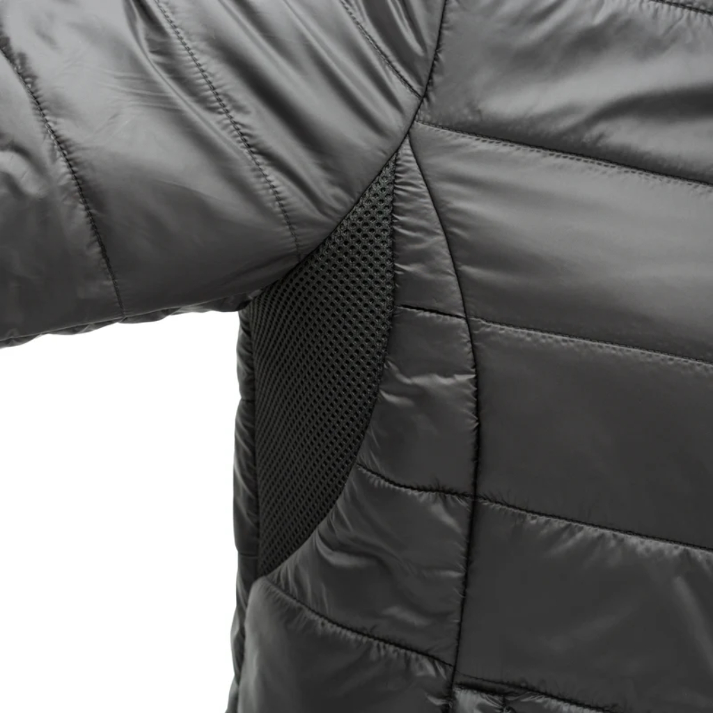 Gros plan sur une veste matelassée noire avec empiècement latéral en maille respirante et manche visible.
