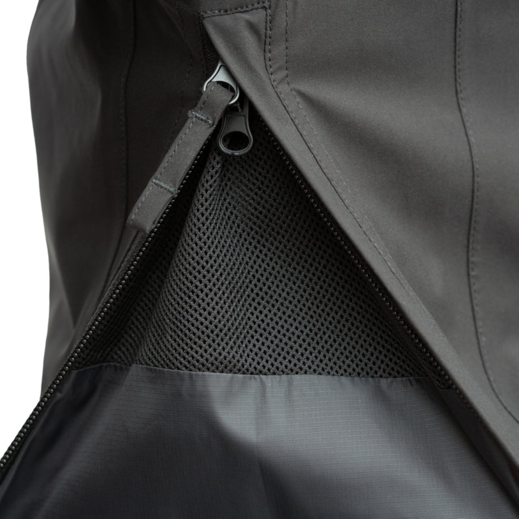 Détail d’une veste noire avec fermeture éclair latérale, tissu mesh respirant visible à l’intérieur