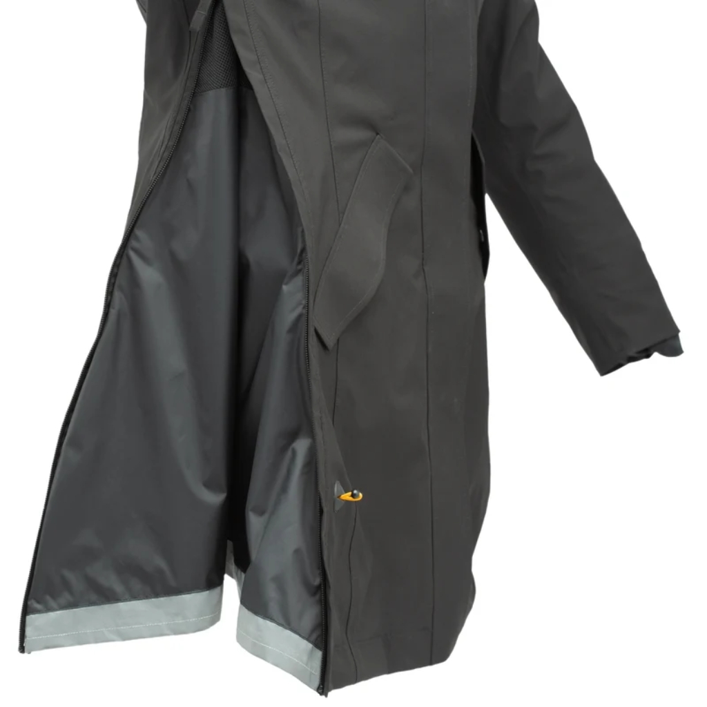 Manteau imperméable noir long, ouvert sur le côté, avec doublure grise et détail réfléchissant orange près de l’ourlet.