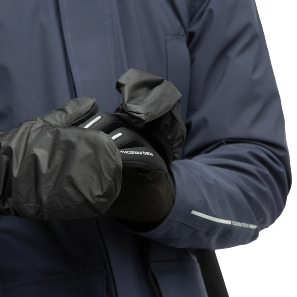 Moufles noires imperméables portées avec une veste de vélo bleu marine, détails réfléchissants et logo Tucano Urbano visible