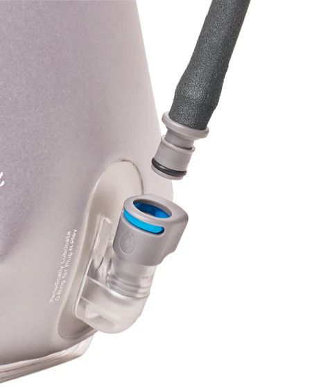 SYSTÈME PLUG-N-PLAY™ Déconnectez facilement le tuyau (une valve anti-fuite empêche les écoulements) pour un remplissage rapide.