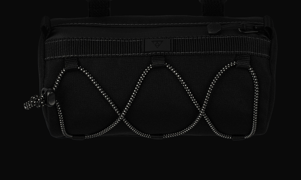 Sacoche de guidon noire avec cordons élastiques réfléchissants en façade et fermeture zippée sur le dessus.