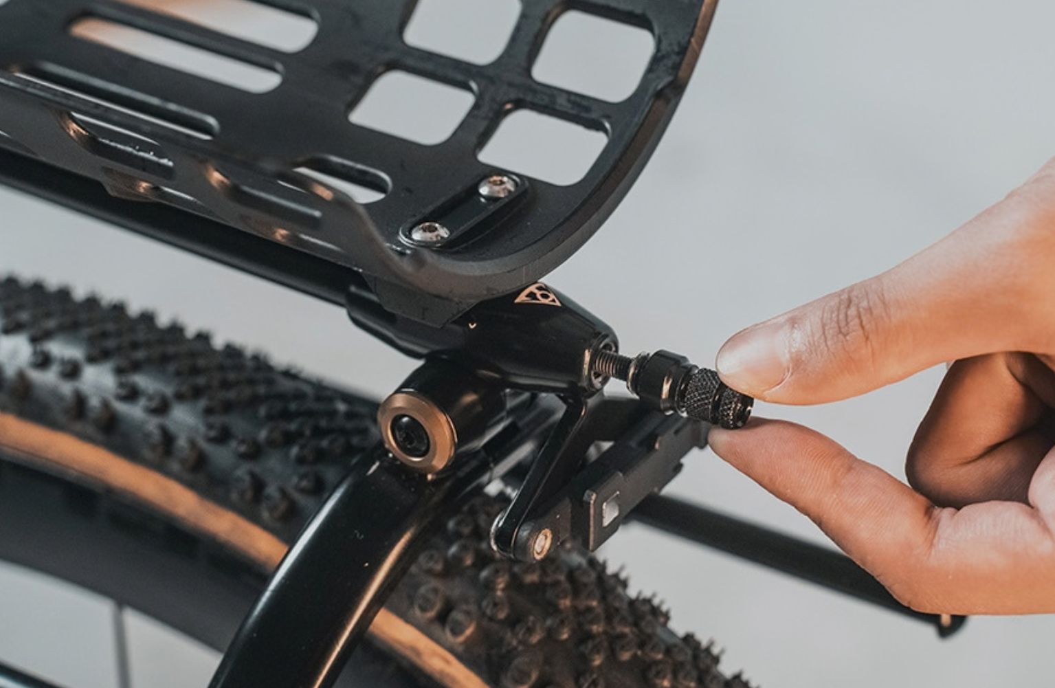 Fixation du U-shell sur porte-bagage topeak Zi:rak essential