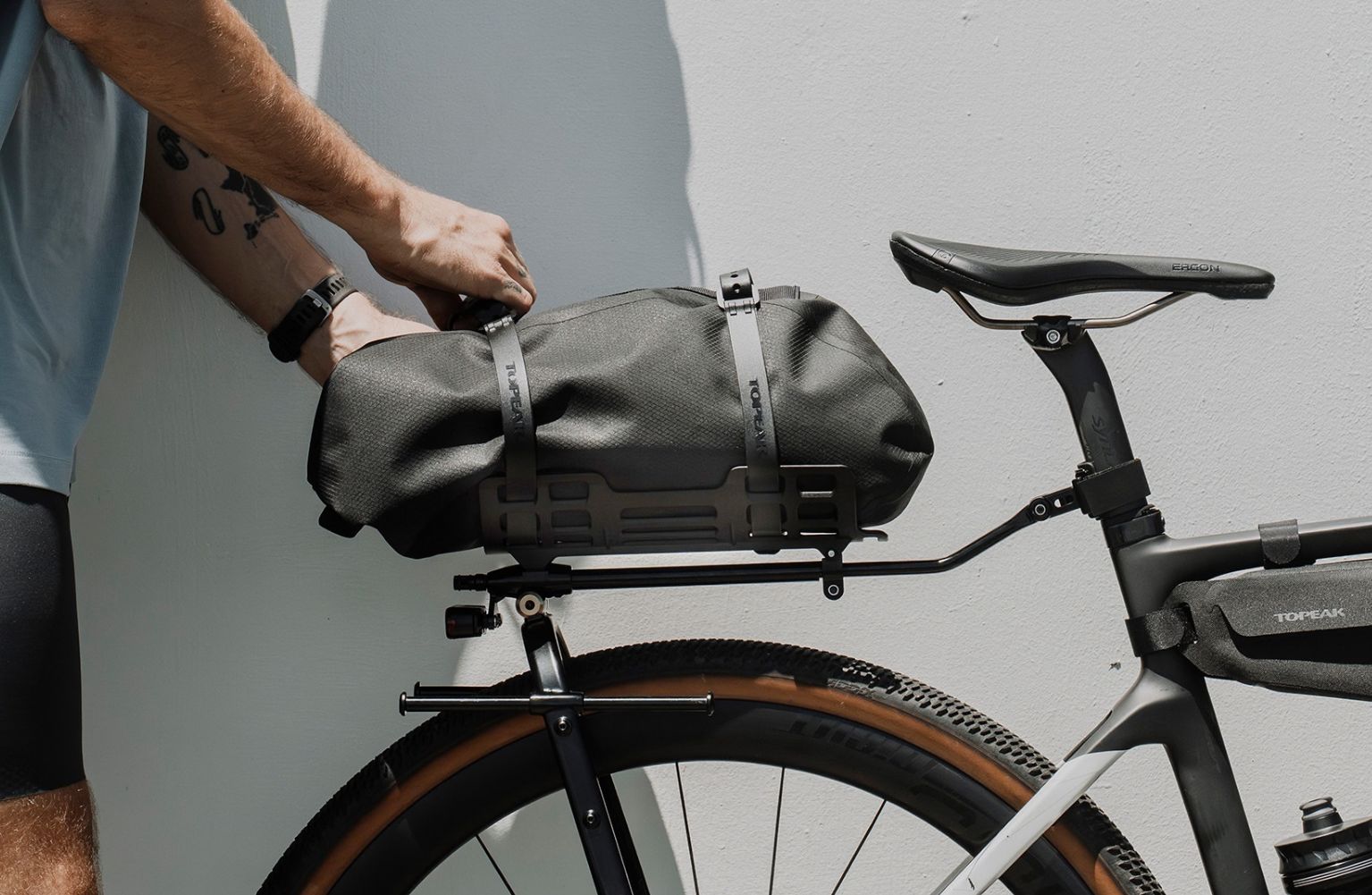 Drybag Topeak fixé sur u-shell topeak sur porte-bagages arrière de vélo Zi:rak, avec sangles de serrage omni strap
