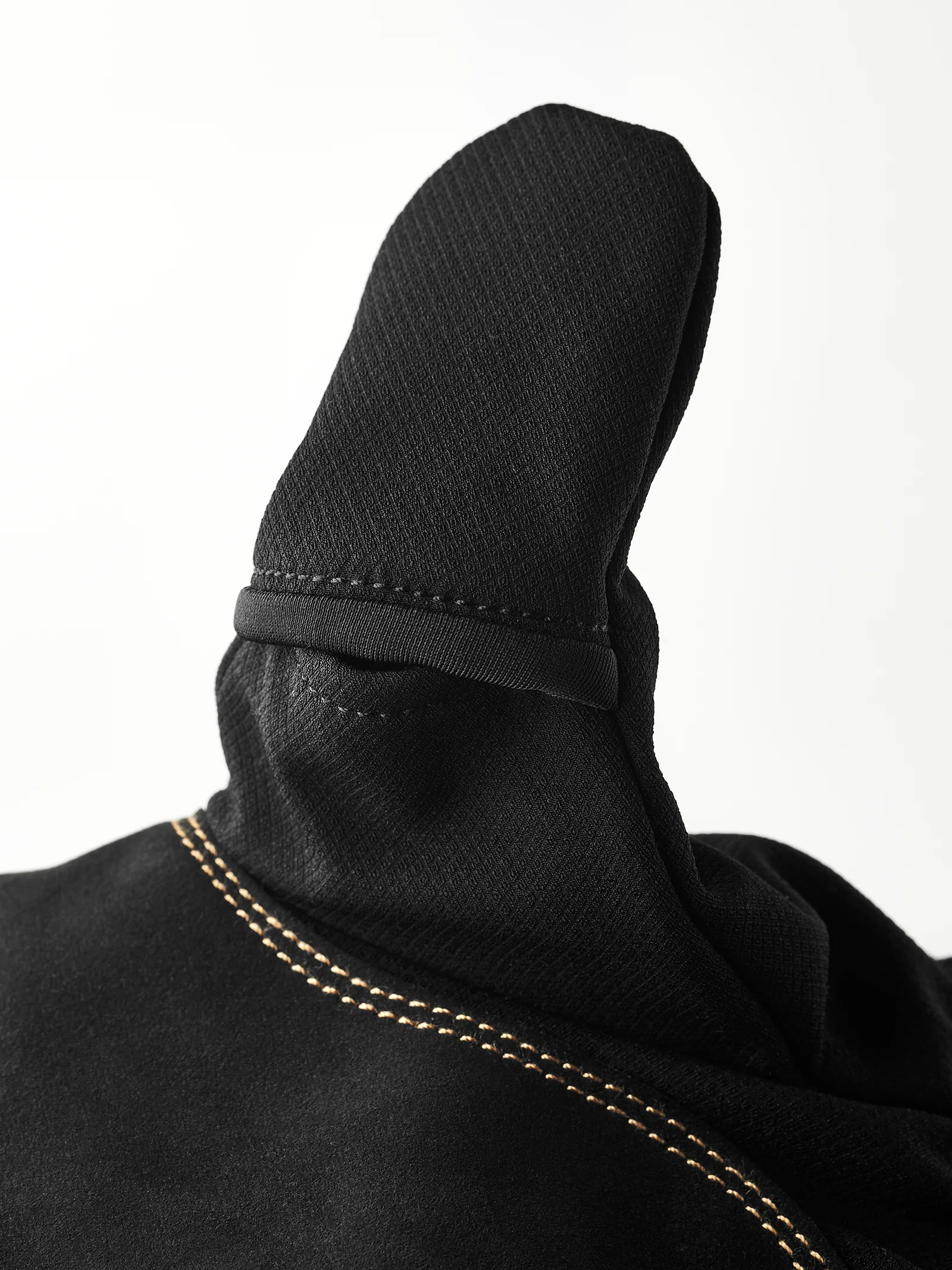 Gant Hestra Windbreaker Pull Over Mitt, gros plan sur l’extrémité du pouce et les coutures renforcées, fond blanc.