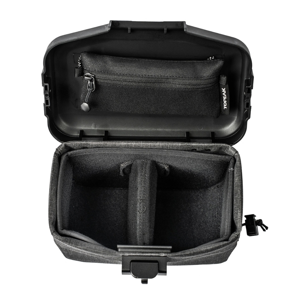 Sacoche de guidon Topeak Elementa Dry BarBag noire ouverte, avec compartiment principal et pochette zippée intérieure Topeak.