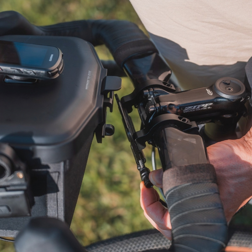 Cintre de vélo de route avec compteur GPS, support Garmin et Topeak Elementa Dry BarBag