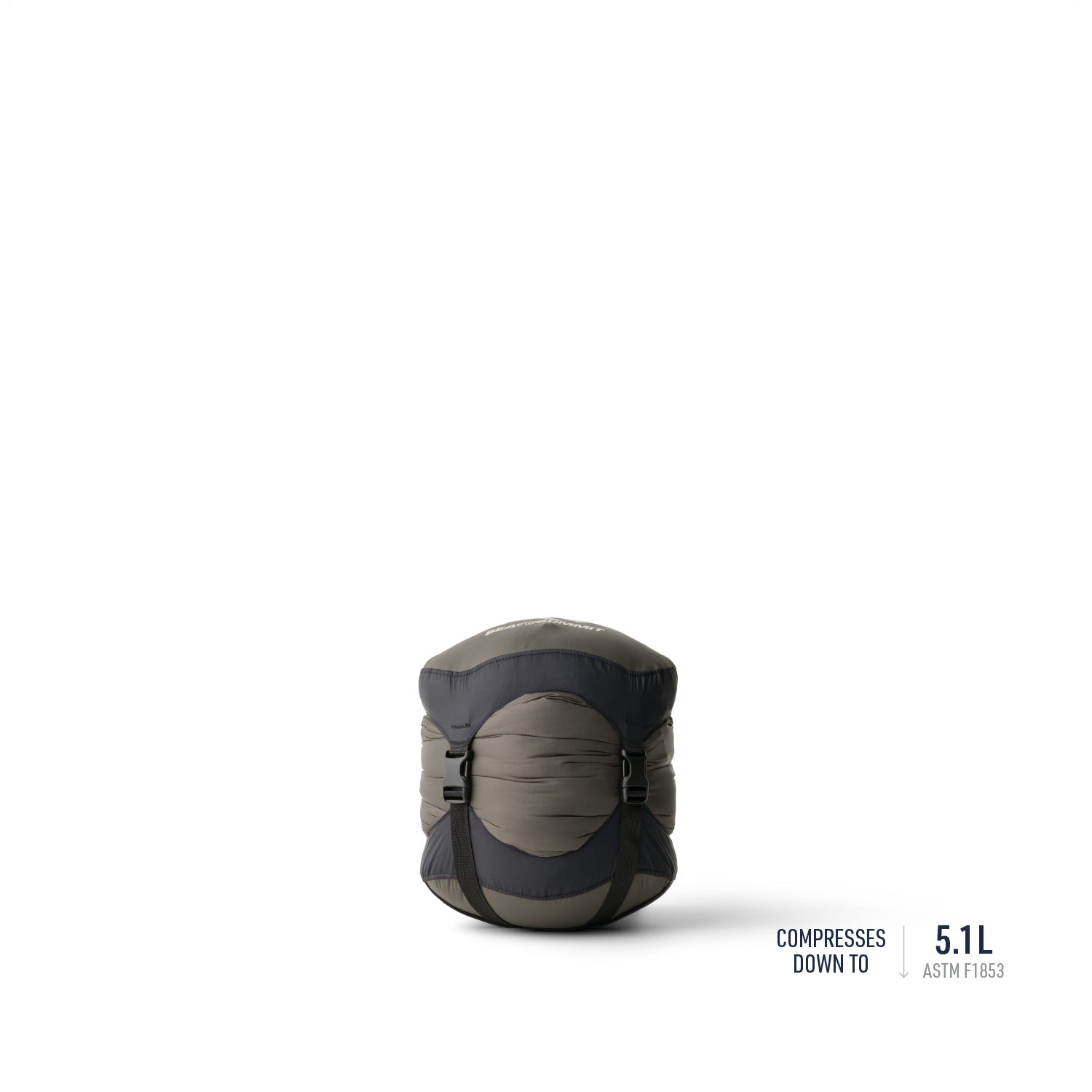 Sac de couchage compressé avec sangles de serrage, volume réduit à 5,1 L, sur fond blanc.