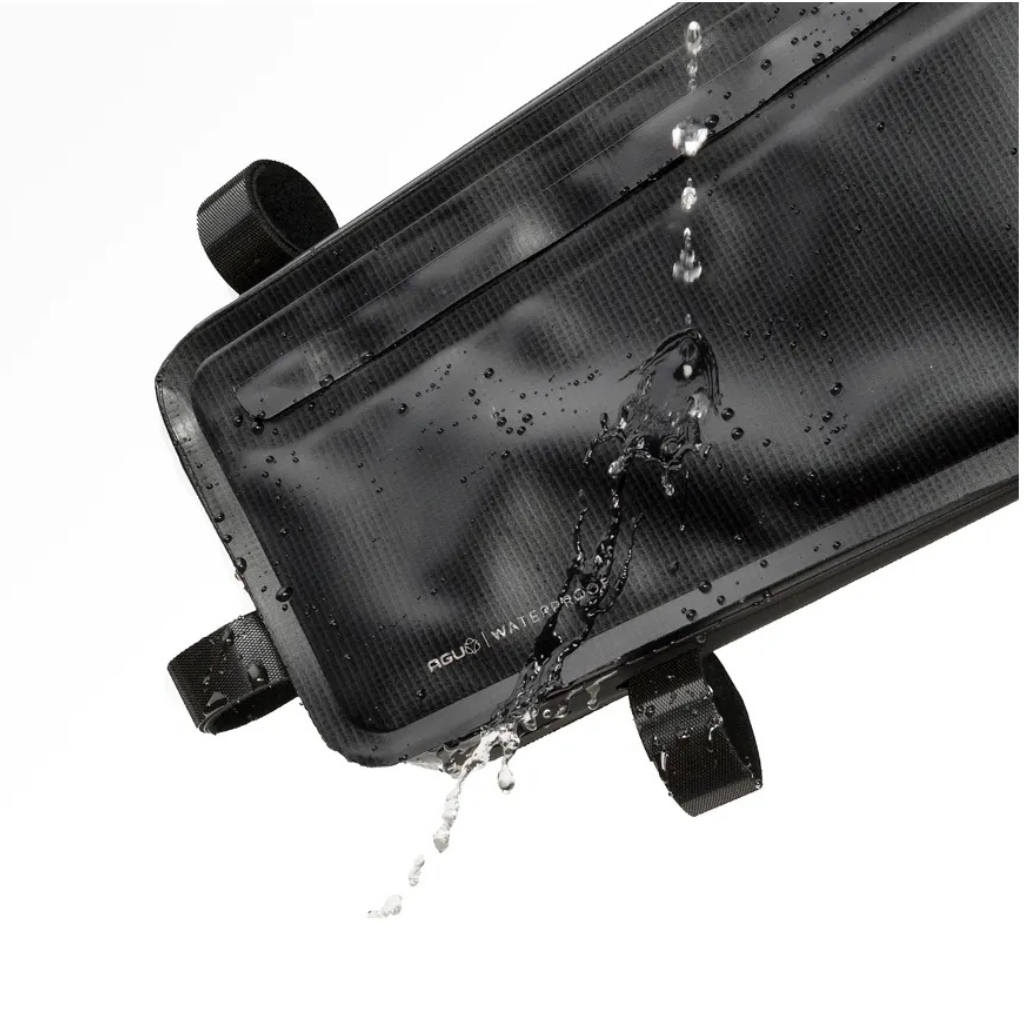 Sacoche de cadre ABU venture Extreme noire étanche, avec sangles de fixation, sous un jet d’eau sur fond blanc