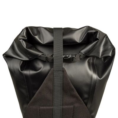 Sac étanche noir venture extreme AGU avec fermeture roulée, sangle verticale centrale et dos renforcé visible sur fond blanc