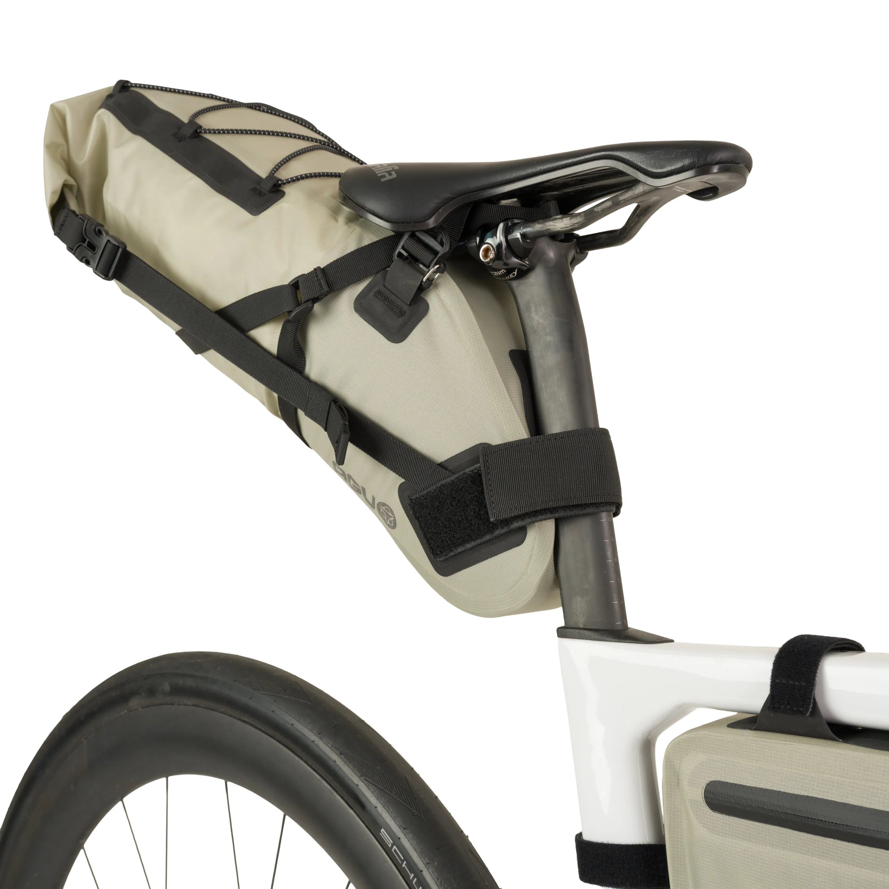 Sacoche de selle venture lightweight agu beige fixée sous la selle et le long du tube de selle avec fixation sangle sur tige de selle.