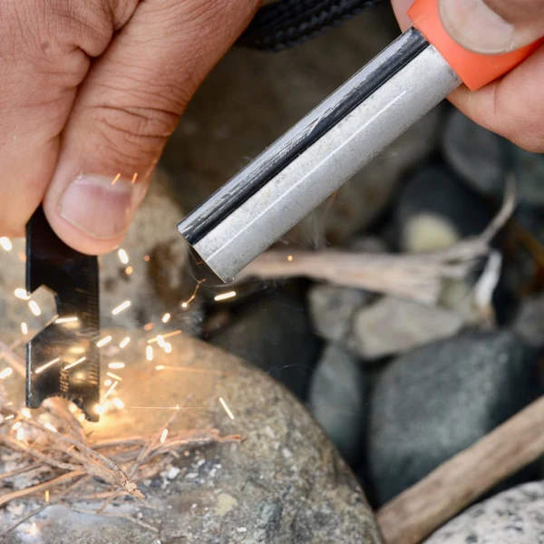 Gros plan sur pierre à feu Mag Stricker Sol avec étincelles et décapsuleur intégré
